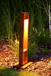 Drewniana lampa ogrodowa